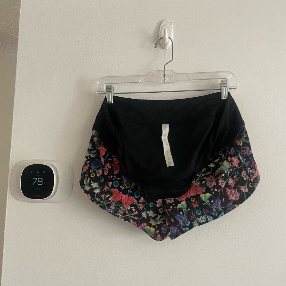 Lululemon Floral Women's Shorts size 8 - Picture 3 of 8